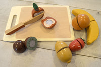 Skjærebrett med kniv og frukter i tre Montessori - Magni